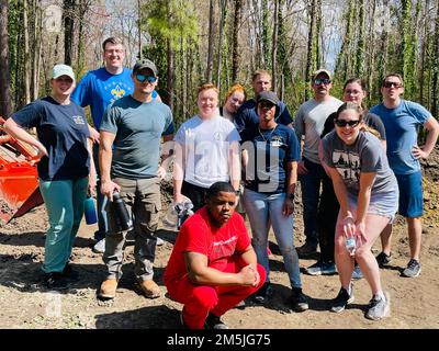 I marinai assegnati all'attività di supporto navale Hampton Roads sono tutti sorrisi dopo aver partecipato a un progetto di relazioni con la comunità presso l'Arboreto di Chesapeake, che promuove la consapevolezza orticola e ambientale attraverso esposizioni, educazione e ricerca. Foto Stock