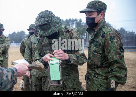 Un soldato con il 1st Amphibious Rapid Deployment Regiment (1ARDR), la forza di autodifesa di terra giapponese, prende appunti sulle antenne da campo presso il Combined Arms Training Center Camp Fuji, Giappone, 19 marzo 2022. 1ARDR soldati sono stati insegnati quando un'antenna di espediente di campo potrebbe essere usata così come come costruire uno. Esercizio di Difesa marittima la Brigata di implementazione rapida anfibia è un esercizio bilaterale destinato ad aumentare l'interoperabilità e a rafforzare i legami tra le forze statunitensi e giapponesi per la difesa del Giappone. Foto Stock