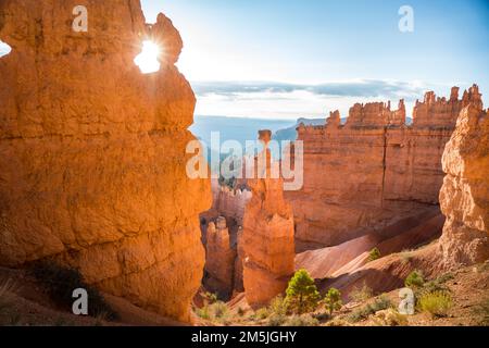 sole che sorge nel canyon di bryce Foto Stock