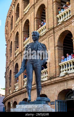 Monumento Manolo Montoliu all'ingresso principale dell'esterno dell'arena di Valencia. Foto Stock