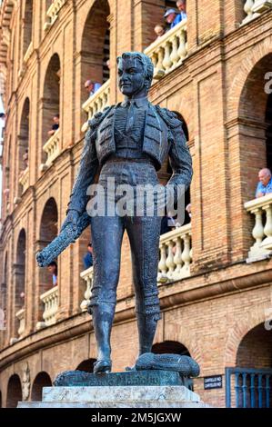 Monumento Manolo Montoliu all'ingresso principale dell'esterno dell'arena di Valencia. Foto Stock