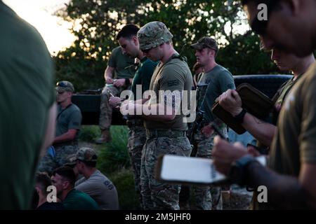 British Royal Marine Commandos con 40 Commando Royal Marines, scrivere note breve durante una prova di concetti (ROC) Walk, Naval base Guam, Guam, 19 marzo 2022. Esercizio Noble Arashi fa parte della Nobile Serie di esercizi del MEU 31st che vengono utilizzati per convalidare o invalidare la Famiglia di concetti Navali, sviluppare tecniche e procedure per l'impiego di beni dell'MEU a sostegno della negazione del mare e della manovra della flotta, e informare il futuro progetto di forza e gli sforzi di sperimentazione. Il MEU 31st opera a bordo delle navi dell'America Strike Group nell'area di attività della flotta 7th per migliorare l'interoperabilità Foto Stock