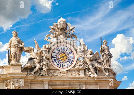 St Basilica di Pietro Orologio della Cattedrale con cielo blu sullo sfondo del Vaticano a Roma. Foto Stock