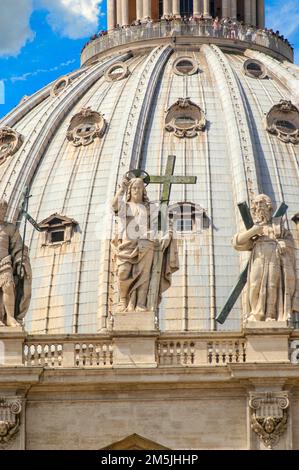 St Basilica di Pietro cupola della Cattedrale con primo piano della statua di Gesù Cristo. Foto Stock