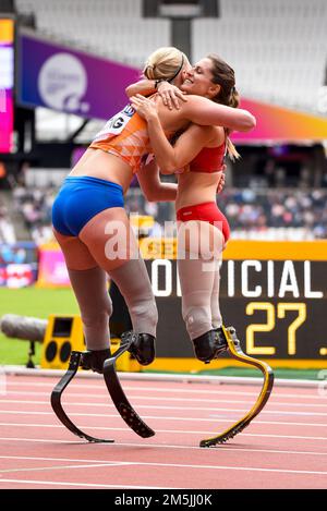 Fleur Jong & Sara Andres Barrio che si aggira dopo aver gareggiato in classe 200m T43 ai Campionati Mondiali di Para Athletics 2017 nello Stadio di Londra, Regno Unito Foto Stock