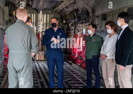Il generale Leonard Kosinski, al centro, vice comandante dell'aeronautica militare 5th, discute l'importanza della missione C-130J Super Hercules con l'equipaggio durante un tour della comunità alla base aerea di Yokota, Giappone, 19 marzo 2022. Forze degli Stati Uniti Giappone e 5th AF è dedicato a rafforzare ulteriormente i legami della comunità con il Giappone per costruire alleanze in tutta la regione. Foto Stock