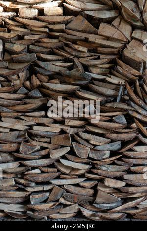 Le scorte di pezzi di legno di faggio immagazzinati dalla famiglia per il riscaldamento durante l'inverno creano motivi visivi attraenti e composizione rilassante Foto Stock
