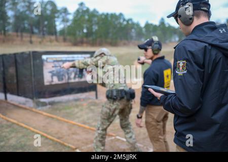 Più di 220 soldati hanno gareggiato nei 2022 Stati Uniti Campionati di armi leggere dell'esercito a Fort Benning, Georgia 13-19 marzo. Il concorso della durata di una settimana, noto come All Army, è un concorso annuale ospitato dagli Stati Uniti Unità di Marktmanship dell'esercito (USAMU) in collaborazione con il centro di Eccellenza di manovra (MCOE) che riunisce i soldati da tutte le componenti: Servizio attivo, riserva, guardia nazionale e ROTC. Durante questo evento di marcature, i soldati hanno gareggiato in nove diversi corsi di fuoco e sparato oltre 146.000 giri di fucile e munizioni a pistola. Benchè tutta l'esercito guadagna i soldati ambiti trofei e. Foto Stock