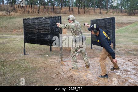 Più di 220 soldati hanno gareggiato nei 2022 Stati Uniti Campionati di armi leggere dell'esercito a Fort Benning, Georgia 13-19 marzo. Il concorso della durata di una settimana, noto come All Army, è un concorso annuale ospitato dagli Stati Uniti Unità di Marktmanship dell'esercito (USAMU) in collaborazione con il centro di Eccellenza di manovra (MCOE) che riunisce i soldati da tutte le componenti: Servizio attivo, riserva, guardia nazionale e ROTC. Durante questo evento di marcature, i soldati hanno gareggiato in nove diversi corsi di fuoco e sparato oltre 146.000 giri di fucile e munizioni a pistola. Benchè tutta l'esercito guadagna i soldati ambiti trofei e. Foto Stock