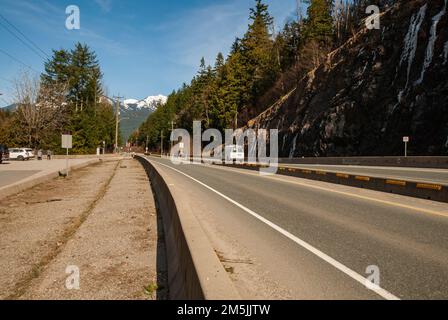 Sosta sul lago dei boschi sulla Trans Canada Highway a Hope, British Columbia, Canada Foto Stock