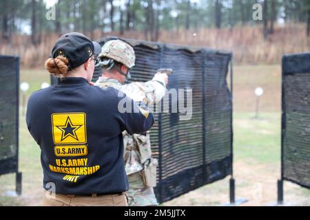 Più di 220 soldati hanno gareggiato nei 2022 Stati Uniti Campionati di armi leggere dell'esercito a Fort Benning, Georgia 13-19 marzo. Il concorso della durata di una settimana, noto come All Army, è un concorso annuale ospitato dagli Stati Uniti Unità di Marktmanship dell'esercito (USAMU) in collaborazione con il centro di Eccellenza di manovra (MCOE) che riunisce i soldati da tutte le componenti: Servizio attivo, riserva, guardia nazionale e ROTC. Durante questo evento di marcature, i soldati hanno gareggiato in nove diversi corsi di fuoco e sparato oltre 146.000 giri di fucile e munizioni a pistola. Benchè tutta l'esercito guadagna i soldati ambiti trofei e. Foto Stock