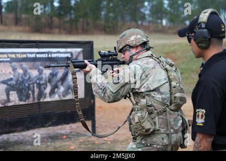 Più di 220 soldati hanno gareggiato nei 2022 Stati Uniti Campionati di armi leggere dell'esercito a Fort Benning, Georgia 13-19 marzo. Il concorso della durata di una settimana, noto come All Army, è un concorso annuale ospitato dagli Stati Uniti Unità di Marktmanship dell'esercito (USAMU) in collaborazione con il centro di Eccellenza di manovra (MCOE) che riunisce i soldati da tutte le componenti: Servizio attivo, riserva, guardia nazionale e ROTC. Durante questo evento di marcature, i soldati hanno gareggiato in nove diversi corsi di fuoco e sparato oltre 146.000 giri di fucile e munizioni a pistola. Benchè tutta l'esercito guadagna i soldati ambiti trofei e. Foto Stock