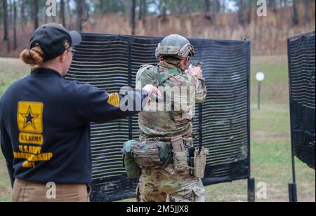 Più di 220 soldati hanno gareggiato nei 2022 Stati Uniti Campionati di armi leggere dell'esercito a Fort Benning, Georgia 13-19 marzo. Il concorso della durata di una settimana, noto come All Army, è un concorso annuale ospitato dagli Stati Uniti Unità di Marktmanship dell'esercito (USAMU) in collaborazione con il centro di Eccellenza di manovra (MCOE) che riunisce i soldati da tutte le componenti: Servizio attivo, riserva, guardia nazionale e ROTC. Durante questo evento di marcature, i soldati hanno gareggiato in nove diversi corsi di fuoco e sparato oltre 146.000 giri di fucile e munizioni a pistola. Benchè tutta l'esercito guadagna i soldati ambiti trofei e. Foto Stock