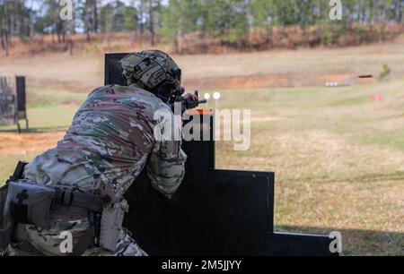 Più di 220 soldati hanno gareggiato nei 2022 Stati Uniti Campionati di armi leggere dell'esercito a Fort Benning, Georgia 13-19 marzo. Il concorso della durata di una settimana, noto come All Army, è un concorso annuale ospitato dagli Stati Uniti Unità di Marktmanship dell'esercito (USAMU) in collaborazione con il centro di Eccellenza di manovra (MCOE) che riunisce i soldati da tutte le componenti: Servizio attivo, riserva, guardia nazionale e ROTC. Durante questo evento di marcature, i soldati hanno gareggiato in nove diversi corsi di fuoco e sparato oltre 146.000 giri di fucile e munizioni a pistola. Benchè tutta l'esercito guadagna i soldati ambiti trofei e. Foto Stock
