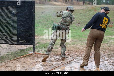 Più di 220 soldati hanno gareggiato nei 2022 Stati Uniti Campionati di armi leggere dell'esercito a Fort Benning, Georgia 13-19 marzo. Il concorso della durata di una settimana, noto come All Army, è un concorso annuale ospitato dagli Stati Uniti Unità di Marktmanship dell'esercito (USAMU) in collaborazione con il centro di Eccellenza di manovra (MCOE) che riunisce i soldati da tutte le componenti: Servizio attivo, riserva, guardia nazionale e ROTC. Durante questo evento di marcature, i soldati hanno gareggiato in nove diversi corsi di fuoco e sparato oltre 146.000 giri di fucile e munizioni a pistola. Benchè tutta l'esercito guadagna i soldati ambiti trofei e. Foto Stock