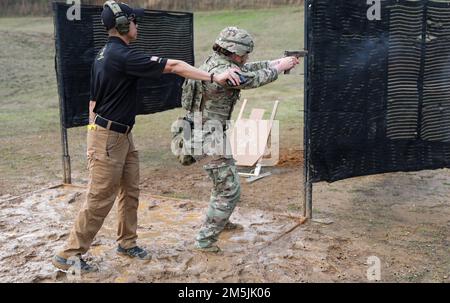 Più di 220 soldati hanno gareggiato nei 2022 Stati Uniti Campionati di armi leggere dell'esercito a Fort Benning, Georgia 13-19 marzo. Il concorso della durata di una settimana, noto come All Army, è un concorso annuale ospitato dagli Stati Uniti Unità di Marktmanship dell'esercito (USAMU) in collaborazione con il centro di Eccellenza di manovra (MCOE) che riunisce i soldati da tutte le componenti: Servizio attivo, riserva, guardia nazionale e ROTC. Durante questo evento di marcature, i soldati hanno gareggiato in nove diversi corsi di fuoco e sparato oltre 146.000 giri di fucile e munizioni a pistola. Benchè tutta l'esercito guadagna i soldati ambiti trofei e. Foto Stock