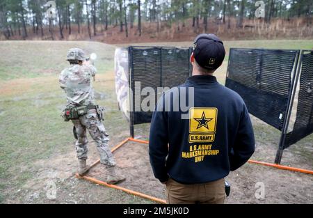 Più di 220 soldati hanno gareggiato nei 2022 Stati Uniti Campionati di armi leggere dell'esercito a Fort Benning, Georgia 13-19 marzo. Il concorso della durata di una settimana, noto come All Army, è un concorso annuale ospitato dagli Stati Uniti Unità di Marktmanship dell'esercito (USAMU) in collaborazione con il centro di Eccellenza di manovra (MCOE) che riunisce i soldati da tutte le componenti: Servizio attivo, riserva, guardia nazionale e ROTC. Durante questo evento di marcature, i soldati hanno gareggiato in nove diversi corsi di fuoco e sparato oltre 146.000 giri di fucile e munizioni a pistola. Benchè tutta l'esercito guadagna i soldati ambiti trofei e. Foto Stock