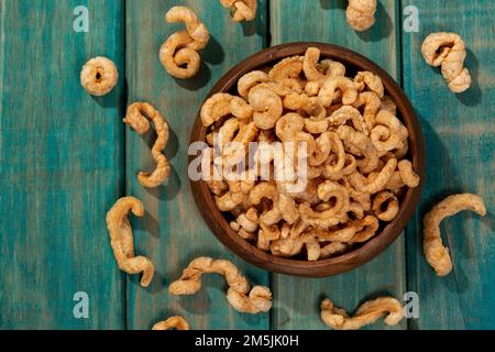 Snack gustosi - croccanti di maiale; pelle di maiale disidratata. Foto Stock