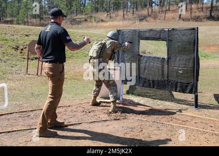 Più di 220 soldati hanno gareggiato nei 2022 Stati Uniti Campionati di armi leggere dell'esercito a Fort Benning, Georgia 13-19 marzo. Il concorso della durata di una settimana, noto come All Army, è un concorso annuale ospitato dagli Stati Uniti Unità di Marktmanship dell'esercito (USAMU) in collaborazione con il centro di Eccellenza di manovra (MCOE) che riunisce i soldati da tutte le componenti: Servizio attivo, riserva, guardia nazionale e ROTC. Durante questo evento di marcature, i soldati hanno gareggiato in nove diversi corsi di fuoco e sparato oltre 146.000 giri di fucile e munizioni a pistola. Benchè tutta l'esercito guadagna i soldati ambiti trofei e. Foto Stock