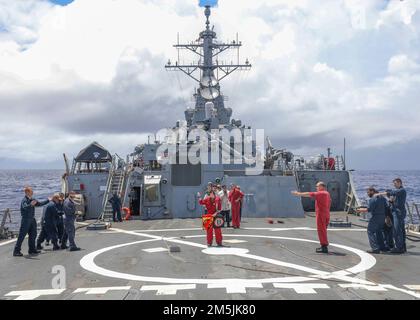 MARE DELLE FILIPPINE (19 marzo 2022) i marinai hanno lanciato un fuoco simulato sul ponte di volo del cacciatorpediniere missilistico guidato di classe Arleigh Burke USS Higgins (DDG 76) durante una perforazione. Higgins è assegnato al Comandante, Task Force (CTF) 71/Destroyer Squadron (DESRON) 15, il più grande DESRON della Marina e la principale forza di superficie della flotta statunitense 7th. Foto Stock