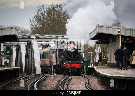 Treno a vapore 45231 The Sherwood Forester che arriva sul ponte ferroviario di Barnes e passando attraverso la stazione di Barnes Bridge, giorno di noia, speciale Natale Foto Stock