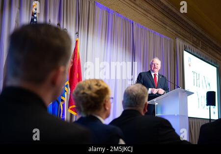 Minnesota Gov. Tim Walz ha servito come ospite per la palla militare dell'Ala Airlift 133rd a St Paolo, n. min., 19 marzo 2022. Più di 475 Airmen e ospiti si sono riuniti presso Union Depot per celebrare il 100th° anniversario dell'ala, che è diventata la prima unità di Guardia Nazionale aerea riconosciuta a livello federale nella nazione il 17 gennaio 1921. Foto Stock