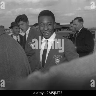 Foto del file datata 06-05-1963 di Pele del Brasile, all'arrivo all'Aeroporto di Londra dalla Germania Occidentale. Ha viaggiato con la squadra brasiliana che è destinata a giocare una partita amichevole contro l'Inghilterra al Wembley Stadium. Brasile grande Pele è morto all'età di 82 anni, la sua famiglia hanno annunciato sui social media. Data di emissione: Giovedì 29 dicembre 2022. Foto Stock