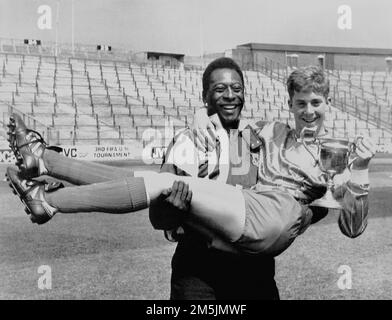 Foto del file datata 08-06-1989 del leggendario calciatore brasiliano Pele che dà il suo sostegno al giovane giocatore dell'anno, Graham Connell, della Victoria Drive School, ad Hampden Park, Glasgow. Brasile grande Pele è morto all'età di 82 anni, la sua famiglia hanno annunciato sui social media. Data di emissione: Giovedì 29 dicembre 2022. Foto Stock