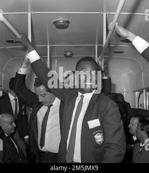 Foto del file datata 22-06-1966 di Pele del Brasile, all'Aeroporto di Londra. Brasile grande Pele è morto all'età di 82 anni, la sua famiglia hanno annunciato sui social media. Data di emissione: Giovedì 29 dicembre 2022. Foto Stock