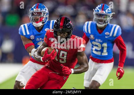 Texas Tech Red Raiders Wide Receiver Loic Fouonji (19) porta la palla come Ole Miss ribelli di sicurezza Isheem Young (1) tenta l'attacco durante gli anni '2022 Foto Stock