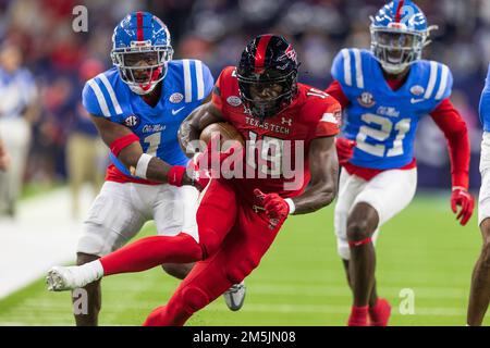 Texas Tech Red Raiders Wide Receiver Loic Fouonji (19) porta la palla come Ole Miss ribelli di sicurezza Isheem Young (1) tenta l'attacco durante gli anni '2022 Foto Stock