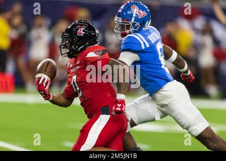 OLE Miss ribelli Cornerback Miles Battle (6) bussa la palla libera frome Texas Tech Red Raiders esecuzione indietro Cam'Ron Valdez (0) causando la palla a andare o Foto Stock