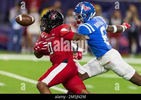 OLE Miss ribelli Cornerback Miles Battle (6) bussa la palla libera frome Texas Tech Red Raiders esecuzione indietro Cam'Ron Valdez (0) causando la palla a andare o Foto Stock