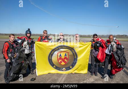 Il paracadute del comando delle operazioni speciali dell'esercito degli Stati Uniti, i Black Daggers, si pone con il maggiore Gen. (Ret) Harry 'Skip' Philips Jr., 377th Theater Sostainment Commander (2006-2009) e col. John Stokes Jr., 377th TSC Deployment Support Command Capo dello staff, Con la bandiera del TSC del 377th durante il salone aereo della base della Riserva Joint Reserve della Naval Air Station di New Orleans, 19 marzo 2022. I Black Daggers hanno aperto il NAS JRB New Orleans Air Show e hanno saltato con una bandiera speciale commemorando il 80th° anniversario del 377th° comando di sostegno del teatro quest'anno. È il più grande comando della Riserva dell'Armata, Foto Stock