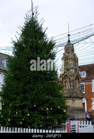 Grande albero di Natale accanto a una vecchia fontana a Saffron Walden, Essex, Regno Unito Foto Stock