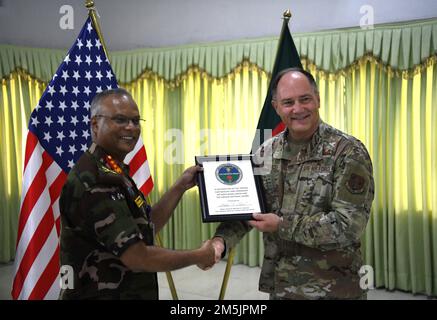 Il generale Michael Stencel, Adjutant General, Oregon (a destra) presenta una targa al generale A S M Ridwanur Rahman, comandante del centro di addestramento operativo di sostegno alla pace del Bangladesh Institute of Peace Support (BIPSOT) a Dhaka, Bangladesh 20 marzo 2022. I delegati della Guardia Nazionale dell'Oregon partecipano all'esercitazione Tiger Lightning 2022, un'esercitazione bilaterale sponsorizzata dagli Stati Uniti Comando Indo-Pacific e ospitato dalle forze Armate del Bangladesh, rafforzando la preparazione alla difesa del Bangladesh, costruendo interoperabilità operativa e rafforzando la partnership tra le forze Armate del Bangladesh e l'O. Foto Stock