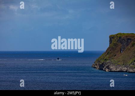 220321-N-VO134-1018 APRA HARBOR, Guam (21 marzo 2022) il sottomarino ad attacco rapido USS Springfield (SSN 761) di Los Angeles arriva alla base navale Guam dalla base militare Pearl Harbor-Hickam per un turno homeport, il 21 marzo. Springfield è in grado di supportare varie missioni, tra cui la guerra anti-sottomarina, la guerra anti-nave, la guerra di sciopero e l'intelligenza, sorveglianza, e ricognizione. Foto Stock