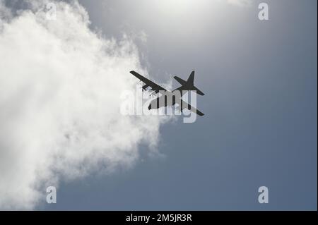 Un AC-130J Ghostrider della Special Operations Wing del 1st parte dalla Andersen Air Force base, Guam, il 20 marzo 2022. Le missioni principali della nave da sparo AC-130J sono il sostegno aereo, l’interdizione aerea e la ricognizione armata. Fornisce alle forze di terra una piattaforma a fuoco diretto e spedizione che offre munizioni di precisione sul campo di battaglia. Foto Stock