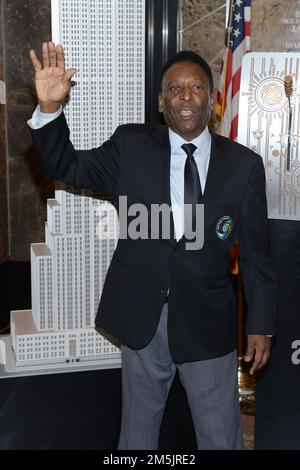 New York, Stati Uniti. 17th Apr, 2015. La leggenda del calcio Pel, presidente onorario di Cosmos, partecipa alla cerimonia dell'illuminazione dell'Empire state Building a New York Cosmos Green per il lancio della stagione primaverile 2015 a New York, NY, il 17 aprile 2015. (Foto di Anthony Behar) *** Please use Credit from Credit Field *** Credit: Sipa USA/Alamy Live News Foto Stock