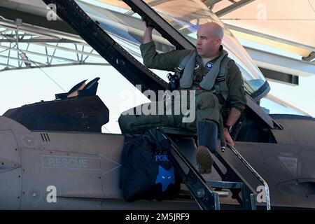 STATI UNITI Keith Moore, pilota del 157th Fighter Squadron, si prepara al lancio del suo jet F-16 Fighting Falcon dalla base della Guardia Nazionale militare McEntire, South Carolina, 20 marzo 2022. Foto Stock