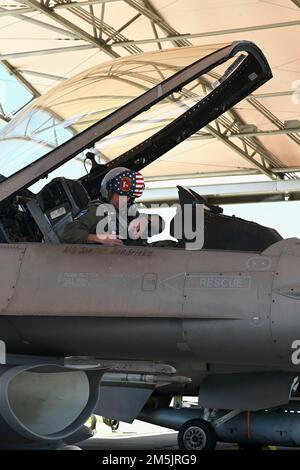 STATI UNITI Keith Moore, pilota del 157th Fighter Squadron, si prepara al lancio del suo jet F-16 Fighting Falcon dalla base della Guardia Nazionale militare McEntire, South Carolina, 20 marzo 2022. Foto Stock