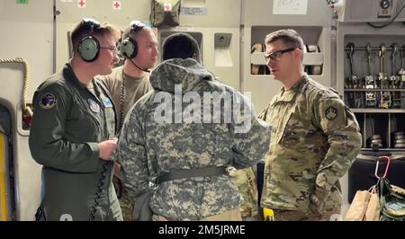 I soldati della 9th Chemical Company (Technical Escort) e gli Airmen della 446th Airlift Wing della Air Force Reserve hanno dimostrato il loro peso durante l'operazione Iron Flight, un esercizio progettato per praticare il confezionamento e il trasporto di armi di materiale di distruzione di massa durante le operazioni di combattimento. La Joint base Lewis McChord, Washington-based 9th Chemical Company è assegnata al 110th Chemical Battalion (Technical Escort), 48th Chemical Brigade e 20th Chemical, Biological, Radiological, Nuclear, Explosives (CBRNE) Command. STATI UNITI Foto dell'esercito di 1st Sgt. Kenneth L. Greene Jr. Foto Stock