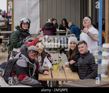 I soldati Ivy si posano per una foto mentre si fa una pausa dallo sci e dallo snowboard durante il loro viaggio di sci e snowboard presso la Wolf Creek Ski Area il 19 marzo 2022, Pagosa Springs, Colorado. Attraverso il programma Famiglia e morale dell'Esercito, programmi di benessere e ricreazione e migliori opportunità per i soldati singoli, i soldati hanno ricevuto un intero fine settimana con lezioni di abilità, alloggio, sorgenti termali calde e trasporto alla Wolf Creek Ski Area. Foto Stock