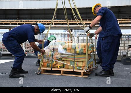 L'equipaggio della Guardia Costiera Cutter Kimball (WMSL-756) scarica circa 11.300 libbre di cocaina e circa 4.000 libbre di marijuana per un valore di oltre $223 milioni il 31 marzo 2022, a San Diego. Foto Stock