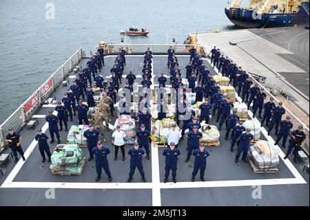 L'equipaggio della Guardia Costiera Cutter Kimball (WMSL-756) scarica circa 11.300 libbre di cocaina e circa 4.000 libbre di marijuana per un valore di oltre $223 milioni il 31 marzo 2022, a San Diego. Foto Stock