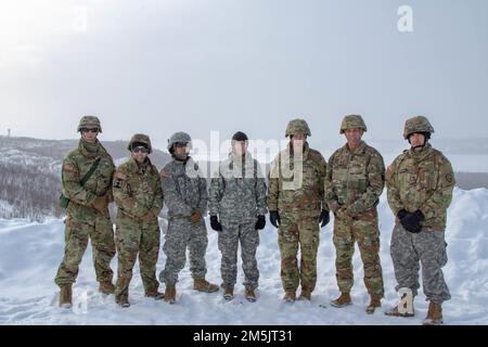 Jon A. Jensen, terzo da destra, Direttore della Guardia Nazionale dell'Esercito degli Stati Uniti e del comando Sgt. Gen. John T. Raines, secondo da destra, Il comando Sgt. Major della Guardia Nazionale dell'Esercito degli Stati Uniti si pone con i membri del distaccamento degli Affari pubblici del 134th della Guardia Nazionale dell'Alaska mentre visitano la base di staging intermedia situata vicino a Fort Greely, AK durante il Joint Pacific Multinational Readiness Center 22-02, il 20th marzo 2022. (Foto di staff Sgt. Christopher B. Dennis/USARAK PAO NCO) Foto Stock