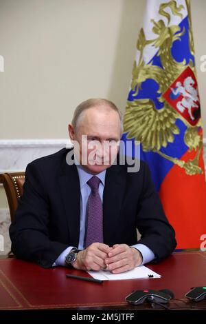 San Pietroburgo, Russia. 28th Dec, 2022. Il presidente russo Vladimir Putin partecipa a un lancio cerimoniale per la produzione presso lo stabilimento di Titan-Polymer, il 28 dicembre 2022 a San Pietroburgo, Russia. Il nuovo stabilimento di produzione sostituisce il prodotto importato bloccato da sanzioni economiche. Credit: Mikhail Klimentyev/Kremlin Pool/Alamy Live News Foto Stock