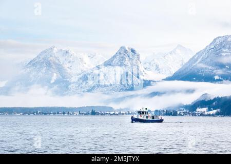 Una piccola nave sul lago Wolfgang a Sankt Gilgen, Austria Foto Stock