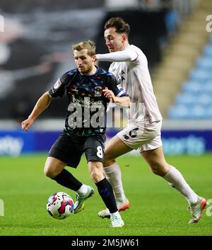 Jamie Allen di Coventry City (a sinistra) e Ryan Wytle di Cardiff City si battono per la palla durante la partita del campionato Sky Bet presso la Coventry Building Society Arena di Coventry. Data immagine: Giovedì 29 dicembre 2022. Foto Stock