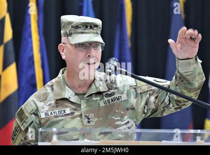 William Blaylock II, comandante generale, 35th° Divisione di Fanteria, Kansas Army National Guard, tiene un discorso alla cerimonia del trasferimento dell'autorità, dove la 35th° Divisione di Fanteria assunse il comando di Task Force Spartan dalla 29th° Divisione di Fanteria, Virginia Army National Guard, a Camp Arifjan, Kuwait, 20 marzo 2022. Foto Stock